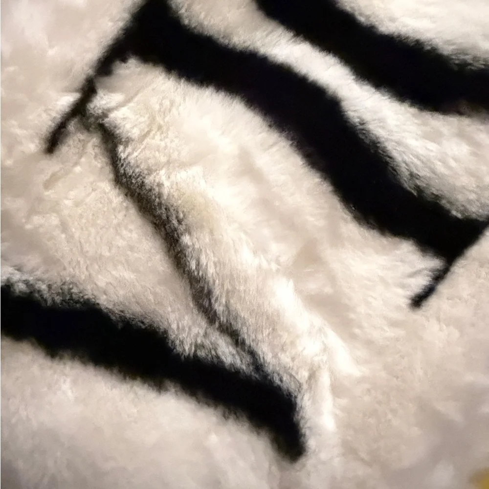Victoria's Secret Faux Fur Scarf White Black Logo 70’L‎ 7’W Winter Cozy Mobwife